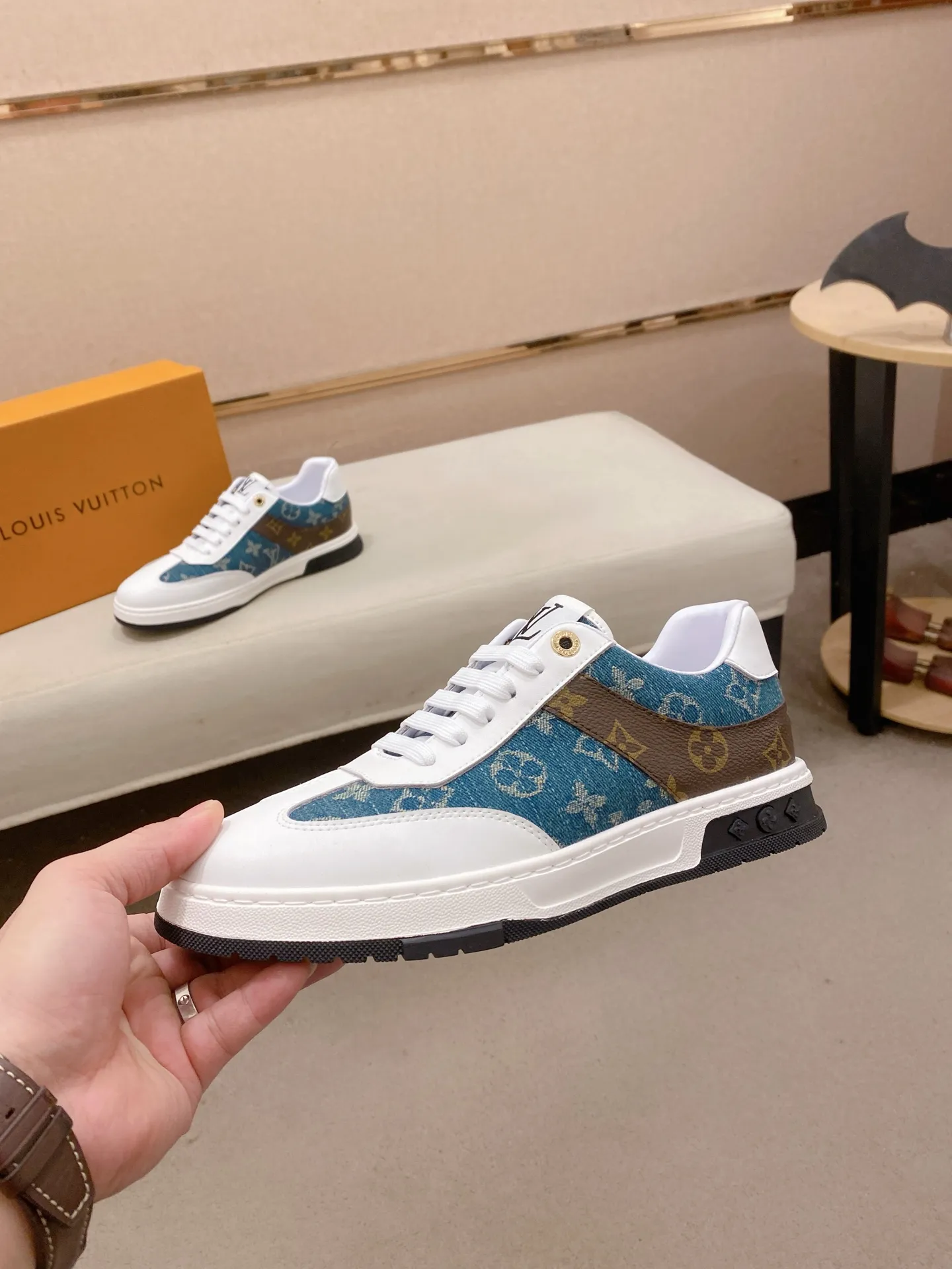 Factory price: 400 men's shoes💰🇮🇹🇮🇹LV Louis Vuitton. The latest fashionable casual shoes are popular in physical stores. New spring and summer comfortable imported custom original cowhide, unique jacquard fabric element design. With sheepskin lining, Lv original bottom, [sun][sun] high-end packaging and high quality💪Details determine the quality, you can enter and exit the counter at will, welcome to compare🇮🇹Size 38-44